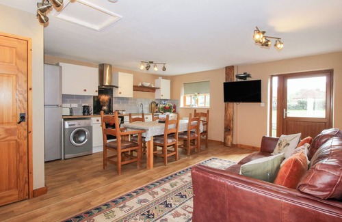 Church Stretton Cottage | OLD HALL BARN 2, pet friendly, with hot tub in Church Stretton
