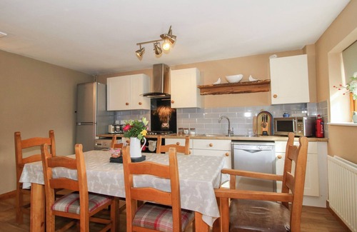 Church Stretton Cottage | OLD HALL BARN 2, pet friendly, with hot tub in Church Stretton