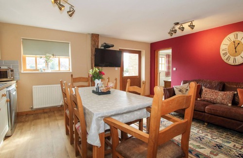 Church Stretton Cottage | OLD HALL BARN 2, pet friendly, with hot tub in Church Stretton