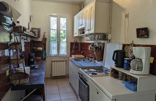 Le Brusc House | Old house on the Quai du Brusc in an enclosed garden planted with trees