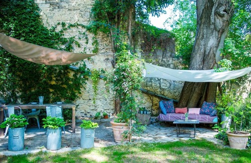 Gambetta House | Old house with garden in the heart of town