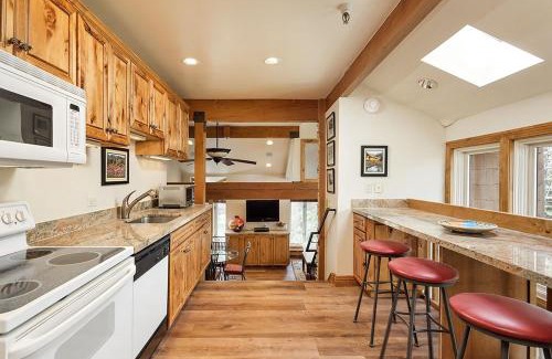 Aspen House | Old Hundred Unit 104, Sunny, Corner Townhouse, Treetop Views, 3 Blocks to Aspen Mtn