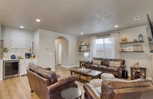 Larkspur House | Old Mill Getaway by AvantStay | Private Backyard w/Hot Tub