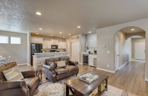 Larkspur House | Old Mill Getaway by AvantStay | Private Backyard w/Hot Tub