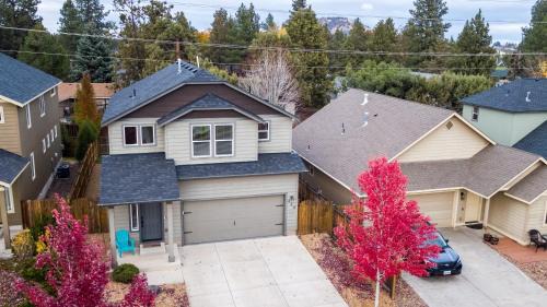 Larkspur House | Old Mill Getaway by AvantStay Private Backyard w Hot Tub
