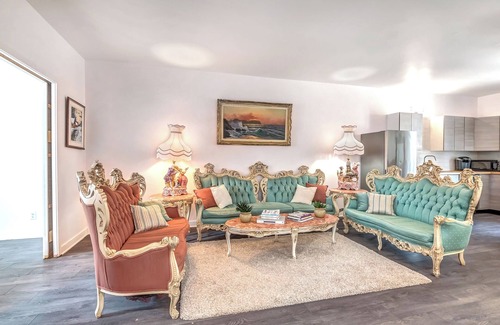 Ville-Marie House | Old Mtl Downtown Charming Victorian TownHouse 6 Bedroom