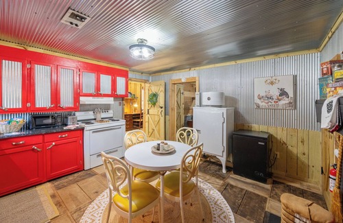 Lexington Cabin | Old Tennessee Homeplace between Jackson and Lexington, TN, 12 minutes from I-40