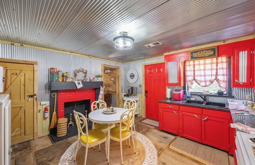 Lexington Cabin | Old Tennessee Homeplace between Jackson and Lexington, TN, 12 minutes from I-40