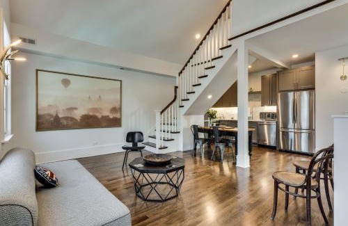 Old Town Triangle Apartment | Old Town Chicago at it's finest! Pet Friendly & Recently Renovated Top-Floor Condo Has Everything You Need for a Perfect Windy City Getaway condo