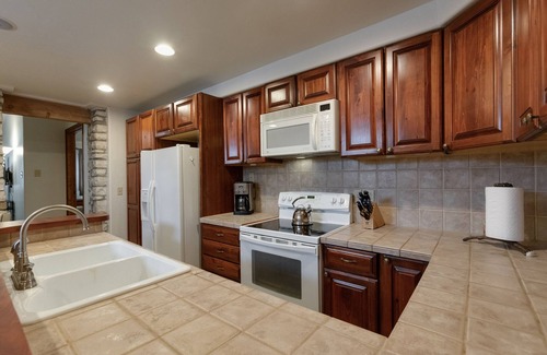 Old Town House | Old Town Hideaway- Walk to it all! 1 block away- hot springs, grocery, free bus.