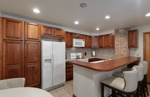 Old Town House | Old Town Hideaway- Walk to it all! 1 block away- hot springs, grocery, free bus.