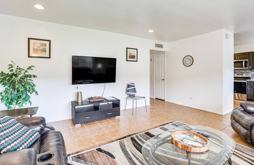 South Scottsdale Condo | Old Town Scottsdale Retreat w/Pool Access!
