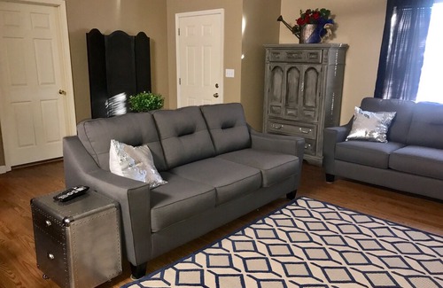 Oxford House | Ole Miss Game Day House-1 1/2 miles to grove-sleeps 8