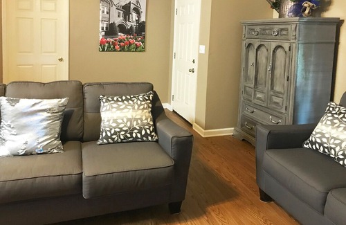 Oxford House | Ole Miss Game Day House-1 1/2 miles to grove-sleeps 8