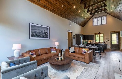 Elk Park Cabin | Olive and Georgias at Eagles Nest - hot tub, pets