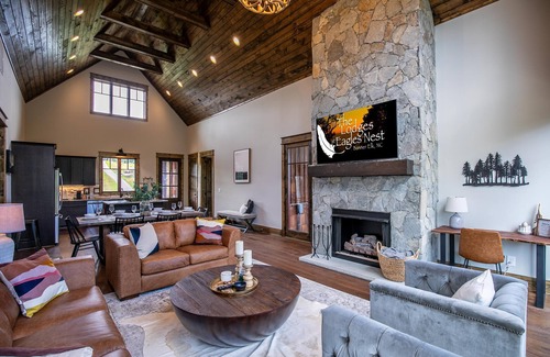 Elk Park Cabin | Olive and Georgias at Eagles Nest - hot tub, pets