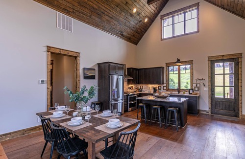 Elk Park Cabin | Olive and Georgias at Eagles Nest - hot tub, pets
