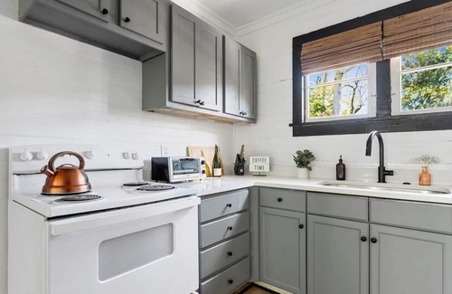 Cannonborough Elliotborough House | Oliver & Co. | Executive Stay Downtown CHS