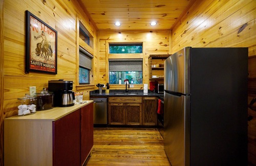 Broken Bow Cabin | OMG Views 5min>Hochatown Hot Tub Firepit Deck King Bed Tile Shower