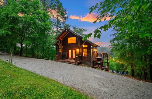 Broken Bow Cabin | OMG Views 5min>Hochatown Hot Tub Firepit Deck King Bed Tile Shower