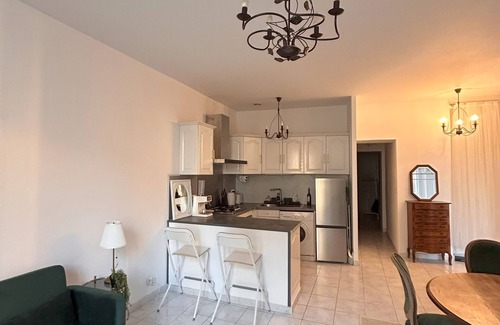 Frejus City Centre Apartment | Omnia. A charming 2-bedroom apartment in old-town Fréjus - WiFi, Smart TV & AC.