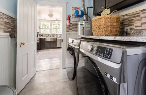 Washington Square House | On Historic Washington Square in Oakleigh Garden District - 3br 3bath