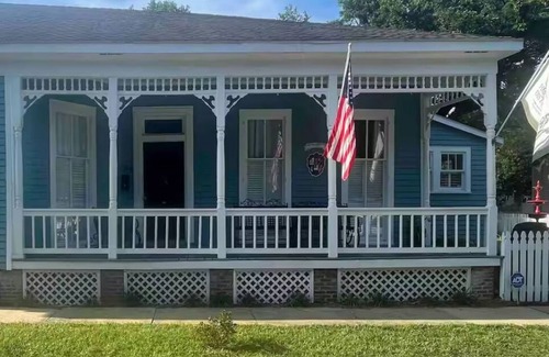 Washington Square House | On Historic Washington Square in Oakleigh Garden District - 3br 3bath