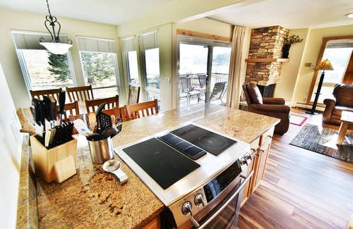 Dillon Condo | On Lake. Ground Floor, End Unit. Big Pool, Hot Tubs! Walk to Concerts, Marina