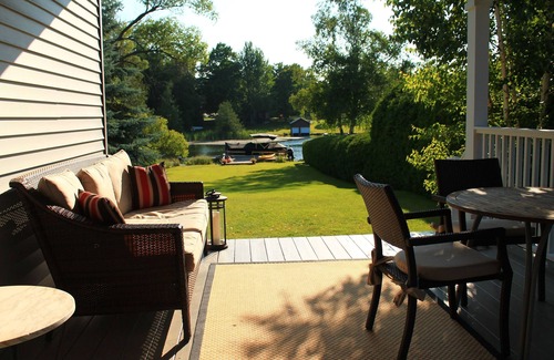 Lake Leelanau House | On Lake Leelanau! Waterfront w Dock, walk to Wineries near hiking OPEN for Xmas