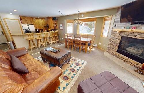 Mountain House Condo | On River Trail! Walk to Dining, Shops, Events. End Unit, Deck. 2 Hot Tubs