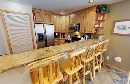 Mountain House Condo | On River Trail! Walk to Dining, Shops, Events. End Unit, Deck. 2 Hot Tubs
