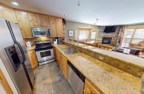 Mountain House Condo | On River Trail! Walk to Dining, Shops, Events. End Unit, Deck. 2 Hot Tubs
