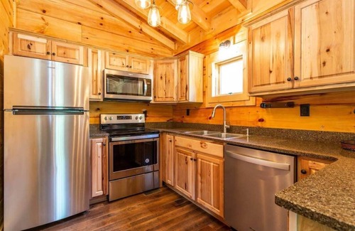 Gatlinburg Cabin | On Roaring Fork Stream/.9 Miles to DwTn Gatlinburg
