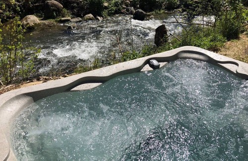 Gatlinburg Cabin | On Roaring Fork Stream/.9 Miles to DwTn Gatlinburg