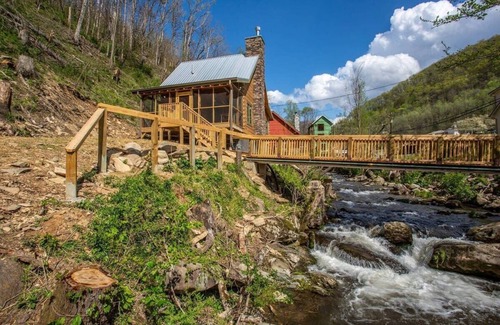 Gatlinburg Cabin | On Roaring Fork Stream/.9 Miles to DwTn Gatlinburg