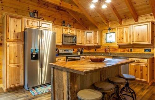 Gatlinburg Cabin | On Roaring Fork Stream/1 Mile To DwTn Gatlinburg