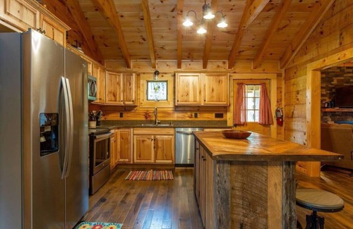 Gatlinburg Cabin | On Roaring Fork Stream/1 Mile To DwTn Gatlinburg
