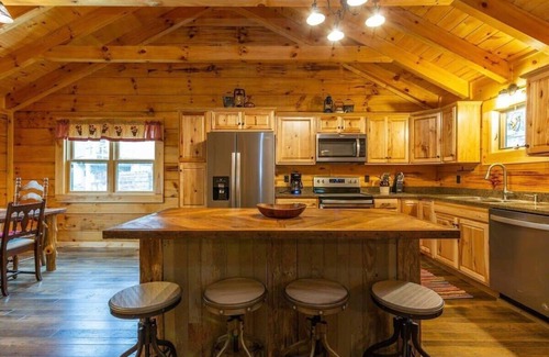 Gatlinburg Cabin | On Roaring Fork Stream/1 Mile To DwTn Gatlinburg