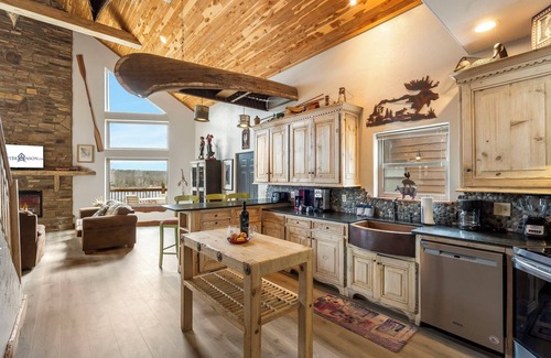 Branson House | On Table Rock Shoreline-Access & Views! Pvt Hot Tub, Billiards, Deck Space, Community Amenities!