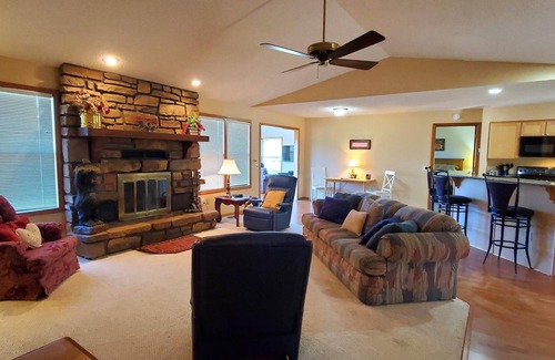 Eureka Springs House | ON THE ISLAND CLOSE TO RECREATION CENTER!