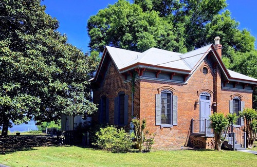Eufaula House | On the lake AND in Downtown Eufaula