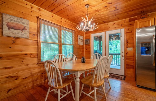 Ellijay Cabin | 🦌 ON THE RIVER Pets 🐶Welcome 🔥 Special 7th night free Sauna Hot Tub, Fire Pit