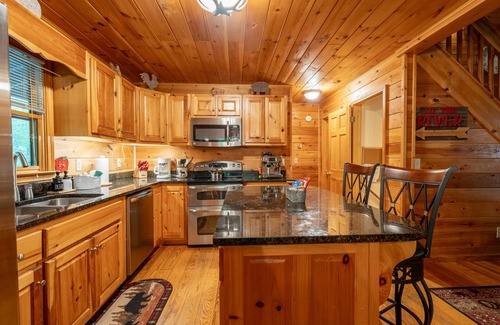 Ellijay Cabin | 🦌 ON THE RIVER Pets 🐶Welcome 🔥 Special 7th night free Sauna Hot Tub, Fire Pit