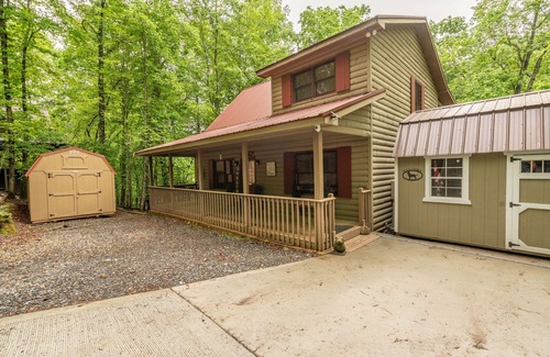 Ellijay Cabin | 🦌 ON THE RIVER Pets 🐶Welcome 🔥 Special 7th night free Sauna Hot Tub, Fire Pit