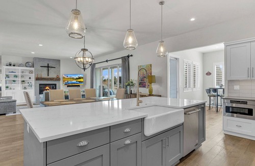Three Rivers House | On the river with spectacular views of the big Deschutes, AC, water toys!