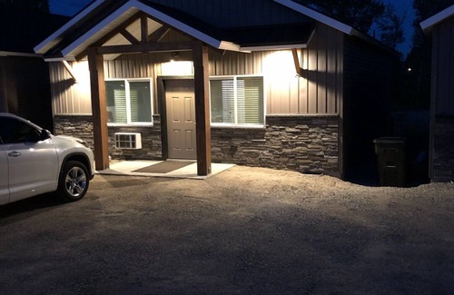 Salmon House | On the Salmon River-Cabin 1 - 2 Bed, 2 Bath, Sleeps 6