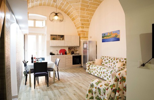 Centro Storico House | Once upon a time. Apartment with typical star vault and barrel vault.
