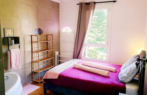 Avignon House | One air-conditioned room with bathtub, In shared accommodation for young women aged 25 to 39, In an apartment suite, Résidential parking, Wifi, Big Tv, Large corner sofa, Equipped kitchen, Washer, Bathroom, Two separate wall-hung toilets, Secure residence