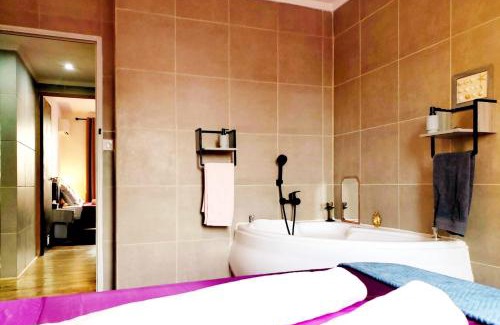Avignon House | One air-conditioned room with bathtub, In shared accommodation for young women aged 25 to 39, In an apartment suite, Résidential parking, Wifi, Big Tv, Large corner sofa, Equipped kitchen, Washer, Bathroom, Two separate wall-hung toilets, Secure residence