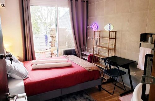 Avignon House | One air-conditioned room with bathtub, In shared accommodation for young women aged 25 to 39, In an apartment suite, Résidential parking, Wifi, Big Tv, Large corner sofa, Equipped kitchen, Washer, Bathroom, Two separate wall-hung toilets, Secure residence